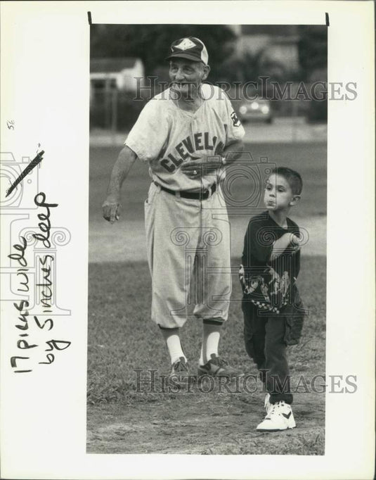 1989 Press Photo Roy Laurent Shows Patrick Dalier His Pitching Technique- Historic Images