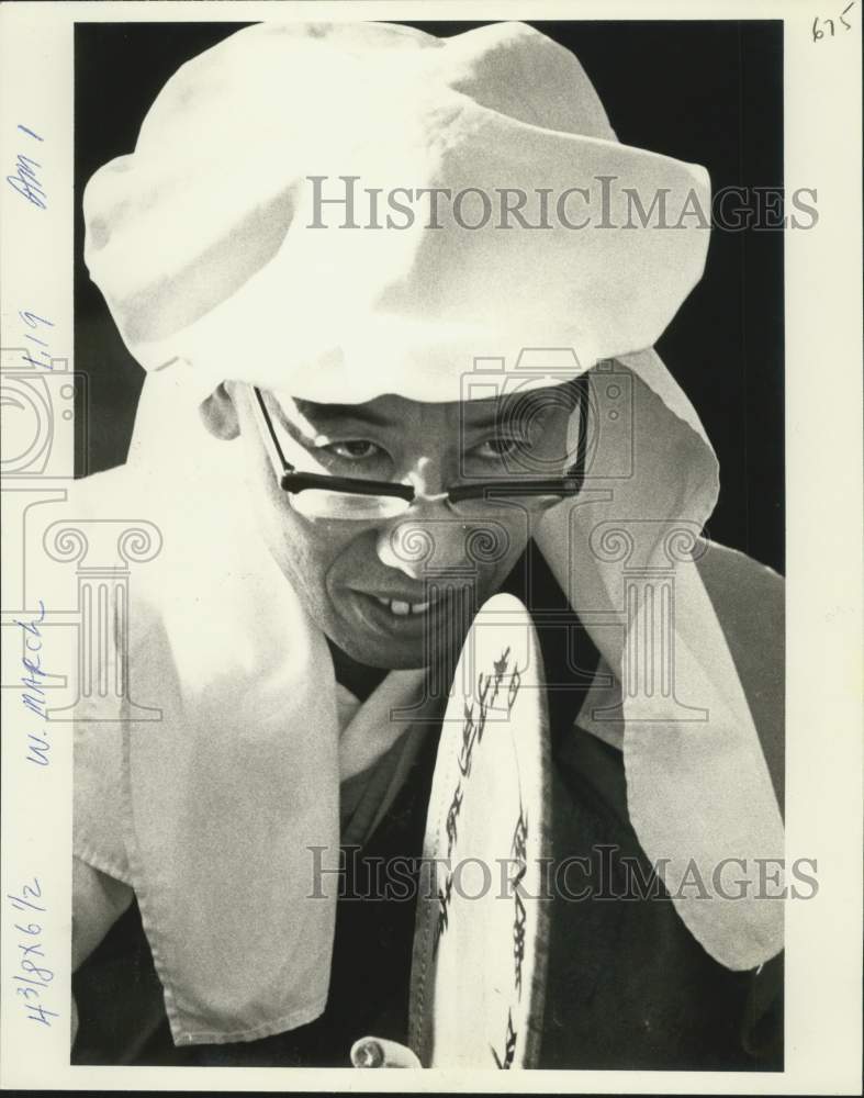 Load image into Gallery viewer, 1981 Press Photo Buddhist priest Reverend Jinyu Morishita sings a prayer chant
