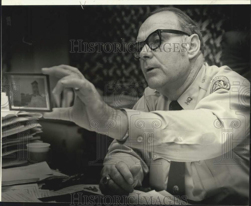 Load image into Gallery viewer, 1981 Press Photo Major Henry Morris checks slide from collection of artifacts
