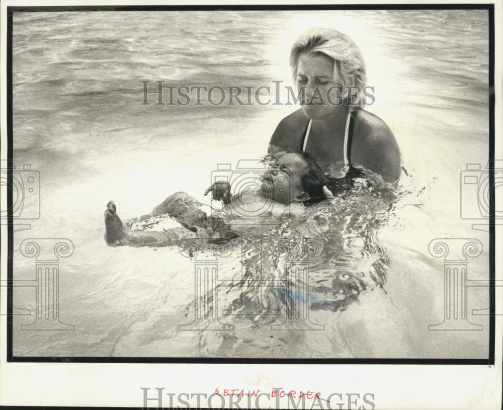 1979 Press Photo Swimming instructor Carol Morris teaches infant to backfloat- Historic Images