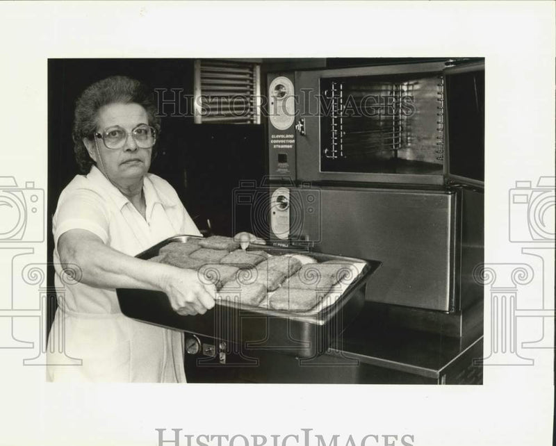 Load image into Gallery viewer, 1986 Press Photo Dorothy Mitchell, cafeteria manager Greenlawn Terrace School

