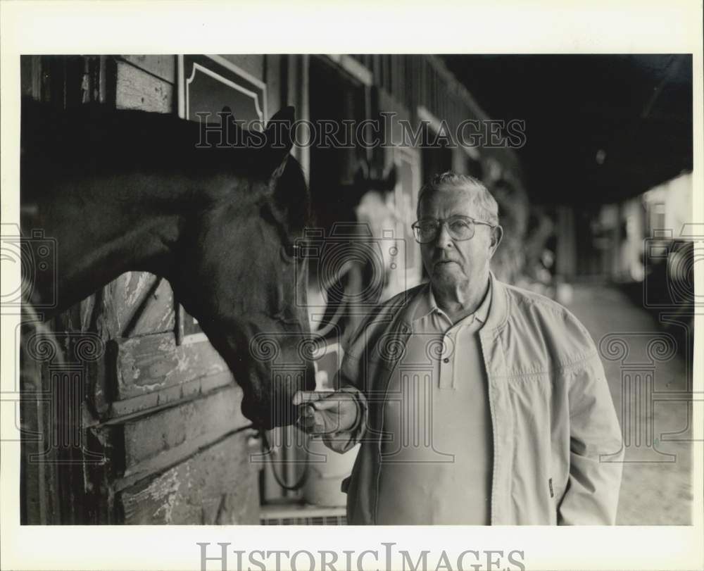 1989 Press Photo George Mohr Strokes Horse In Large Stable - nob82993- Historic Images