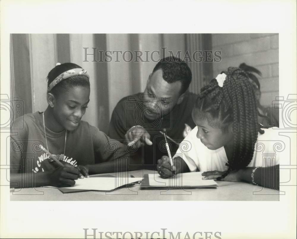 1995 Press Photo Students and minister at Camp through Faithful Community Church- Historic Images