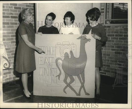 1969 Press Photo Mmes. Hansen, Miller, Snelson & Hair hold "The Eat Inn" Poster- Historic Images