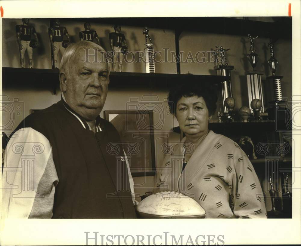 1988 Press Photo Parents With Sports Memorabilia Belonging To Late Son, Metairie- Historic Images