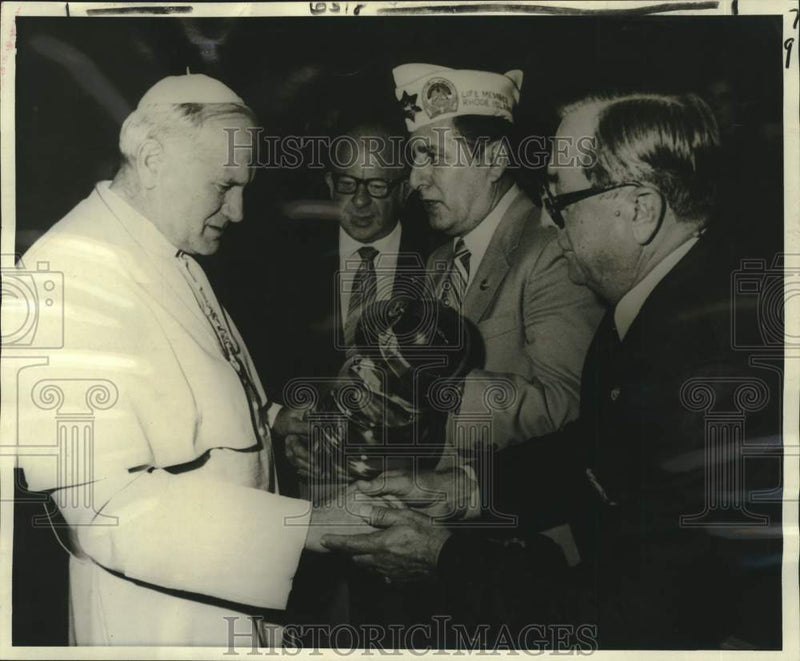Load image into Gallery viewer, 1981 Press Photo Pope John Paul II receives peace award from AMVETS - nob83263
