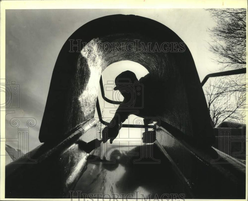 Load image into Gallery viewer, 1989 Press Photo Kent Mason paints a slide at Mike Miley Playground in Metairie

