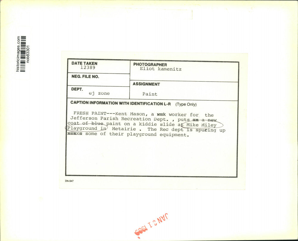 1989 Press Photo Kent Mason paints a slide at Mike Miley Playground in Metairie