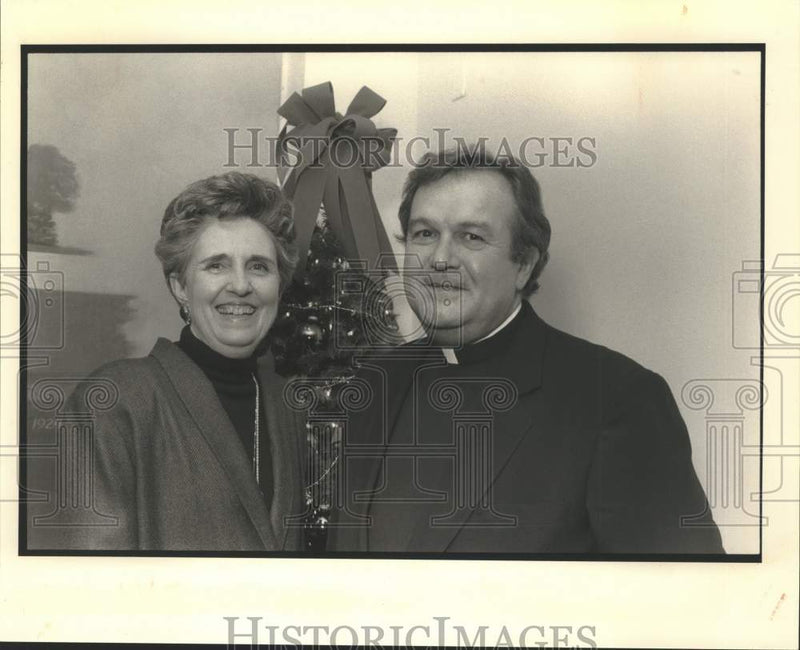 Load image into Gallery viewer, 1990 Press Photo Margaret Kemmerly, Monsignor Roger P. Morin - Ozanam Inn
