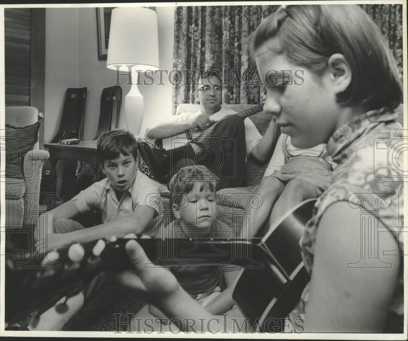 Load image into Gallery viewer, 1969 Press Photo Kenneth Morrow's family during guitar jam session - nob83510
