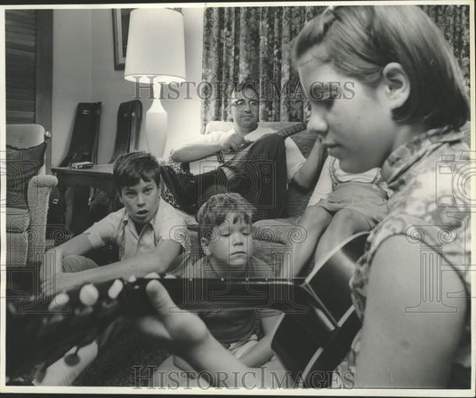 1969 Press Photo Kenneth Morrow's family during guitar jam session - nob83510