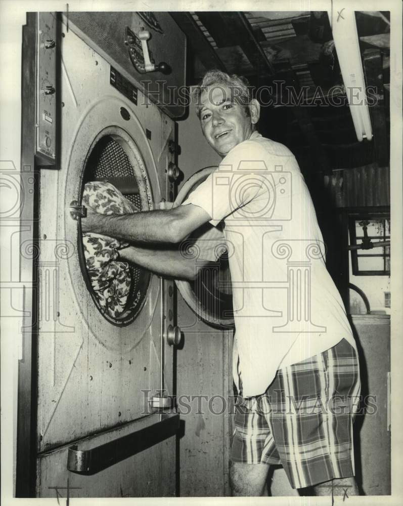 1974 Press Photo Richard Meloncon operates cleaners at 7700 Dominican Street- Historic Images