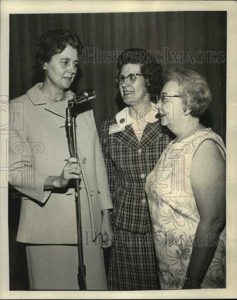 Load image into Gallery viewer, 1968 Press Photo Doctor Catherine Miles, Frances Britt and Julia Kaufman
