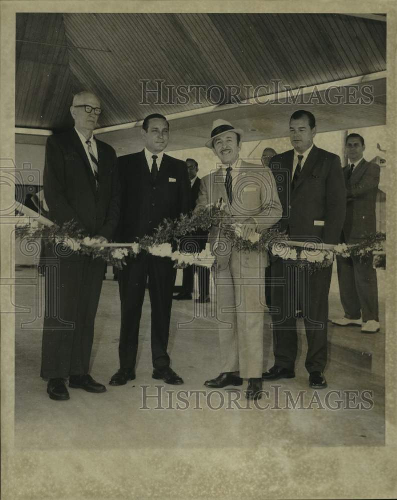 1969 Press Photo Bank ribbon cutting event on Washington Street, New Orleans- Historic Images