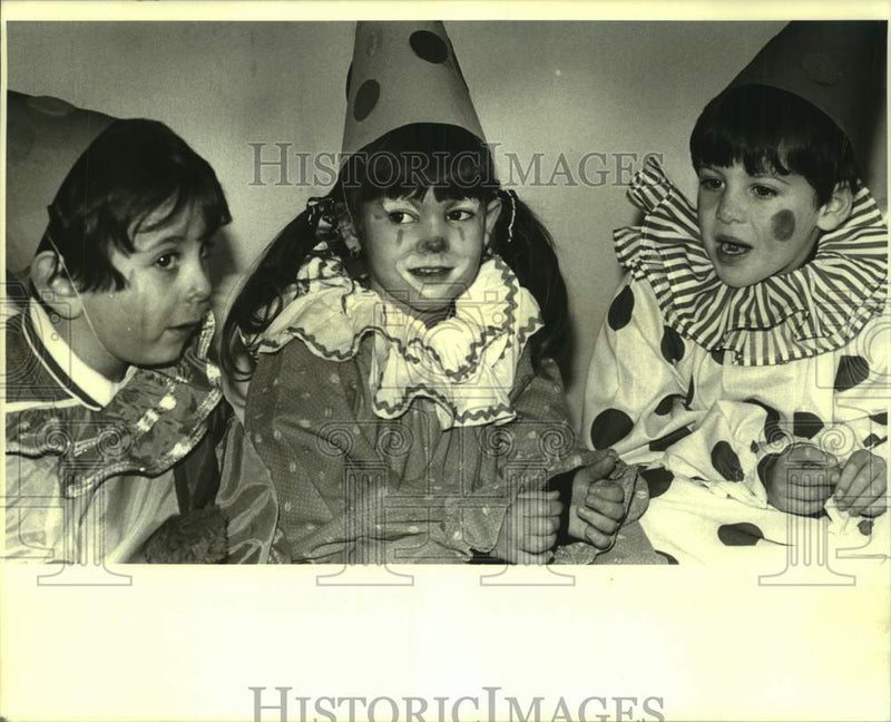 Load image into Gallery viewer, 1987 Press Photo Students of Memorial Baptist School in Metairie as clowns
