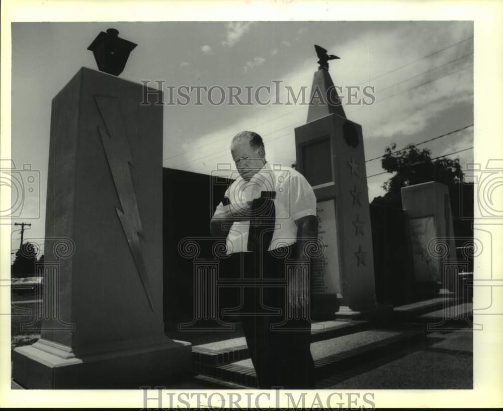 1988 Press Photo Frank Thiel Bows Head At Dedication Of New Veteran&#39;s Monument- Historic Images