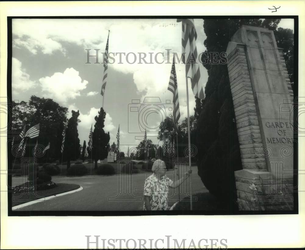 1991 Press Photo Albertine Hoover, Garden Of Memories, Metairie, Memorial Day- Historic Images