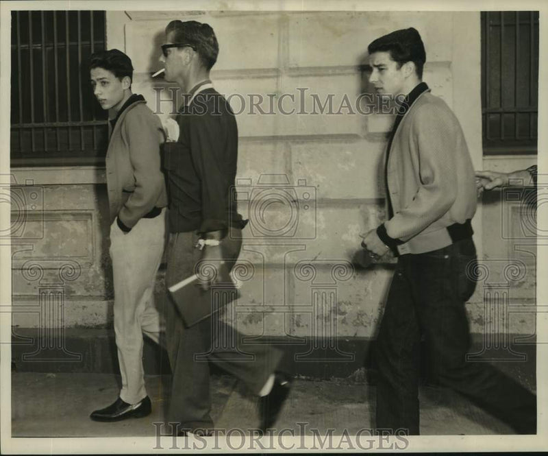 Load image into Gallery viewer, 1960 Press Photo Edward C. Lotus Jr., Frank Meo with detective - nob84309

