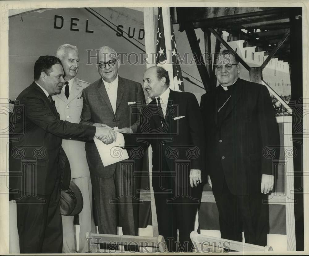1963 Press Photo Mayor Victor Schiro shakes hands with an official during event