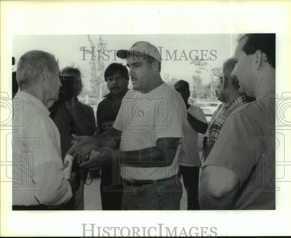 1995 Press Photo St. Bernard parish employees complain about their paychecks- Historic Images