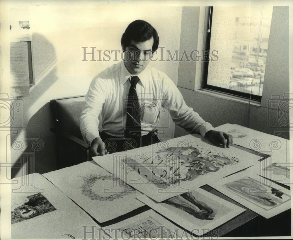 1974 Press Photo Deputy John Morse displays stolen prints at police headquarters- Historic Images