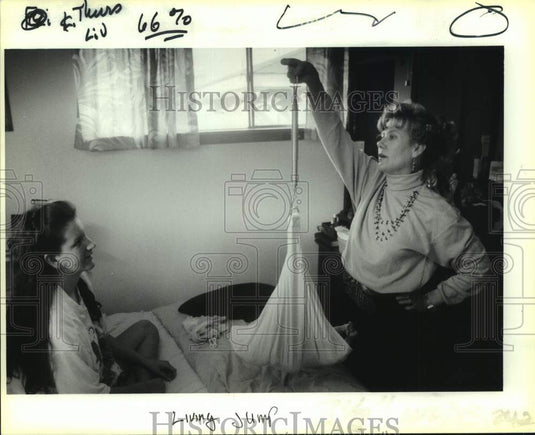Press Photo Midwife gives instruction to a new mother- Historic Images