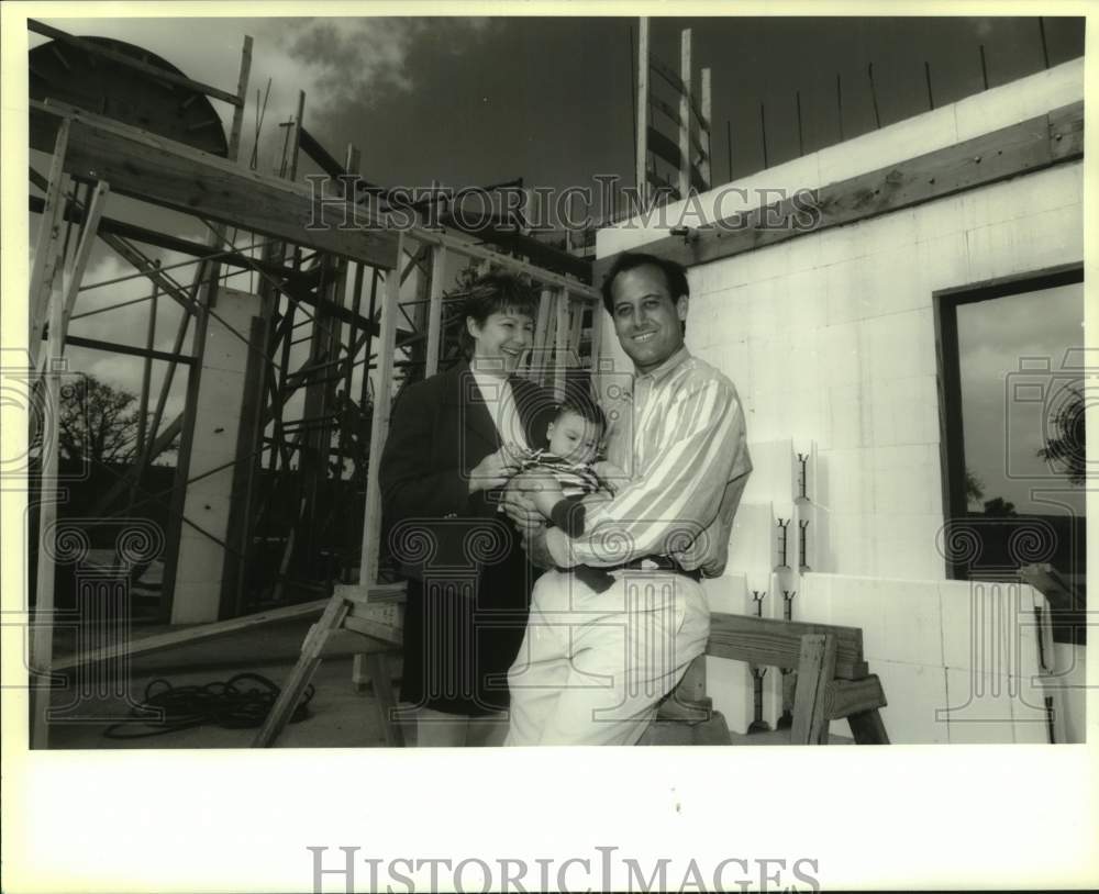 1996 Press Photo Rick Mickler with wife Sue and son at home under construction- Historic Images