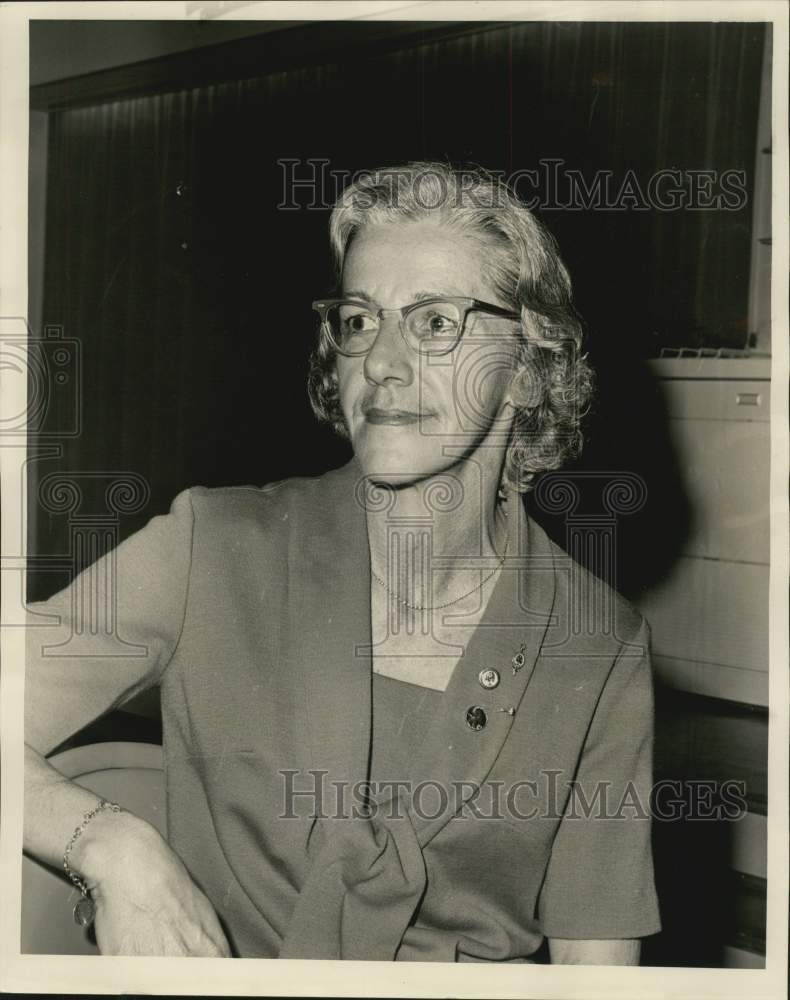Load image into Gallery viewer, 1966 Press Photo Mrs. Joseph L. Meyer, Jr. of the P.T.A. - nob84970
