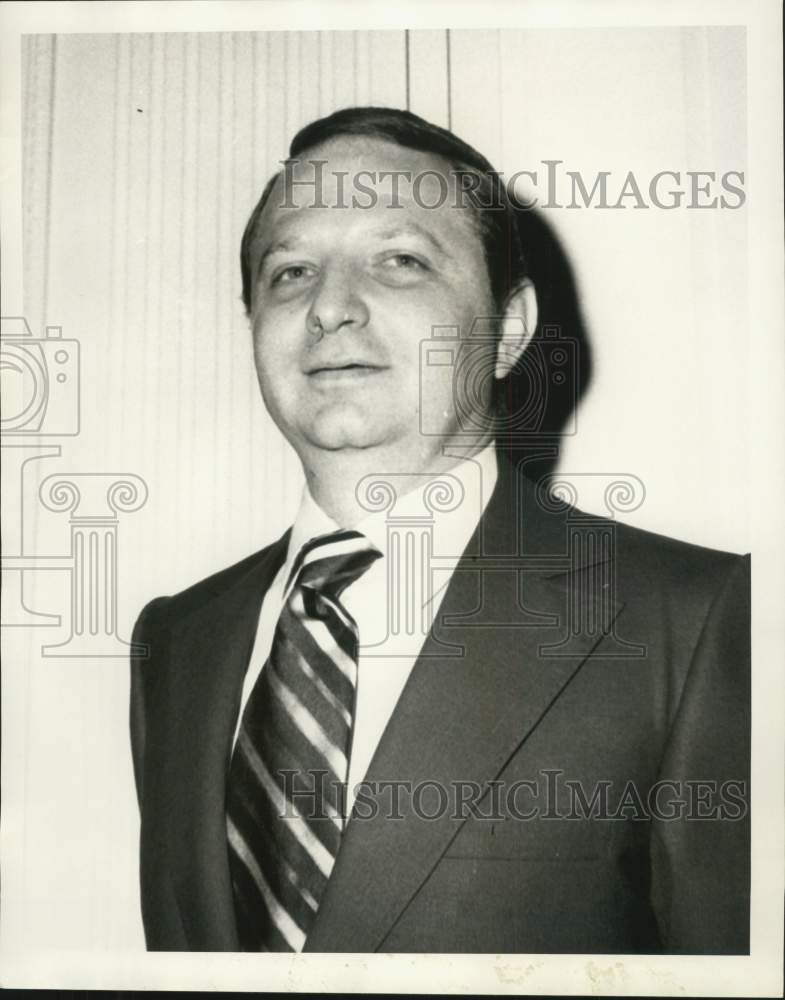 1970 Press Photo Sidney Miller of Gus Mayer store at Clearview Shopping Center- Historic Images