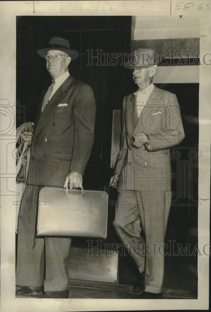 1958 Press Photo Attorney David Neuhauser with client August Mills Sr.