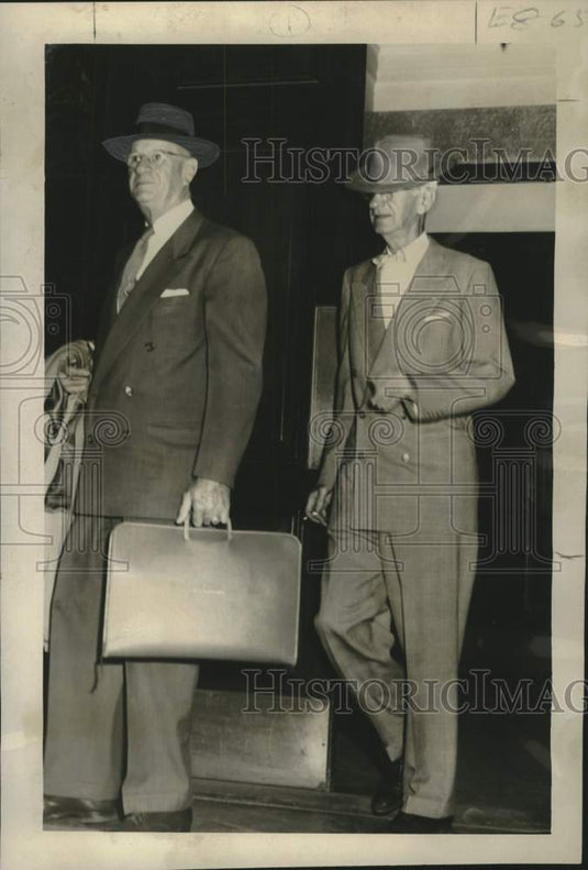 1958 Press Photo Attorney David Neuhauser with client August Mills Sr.