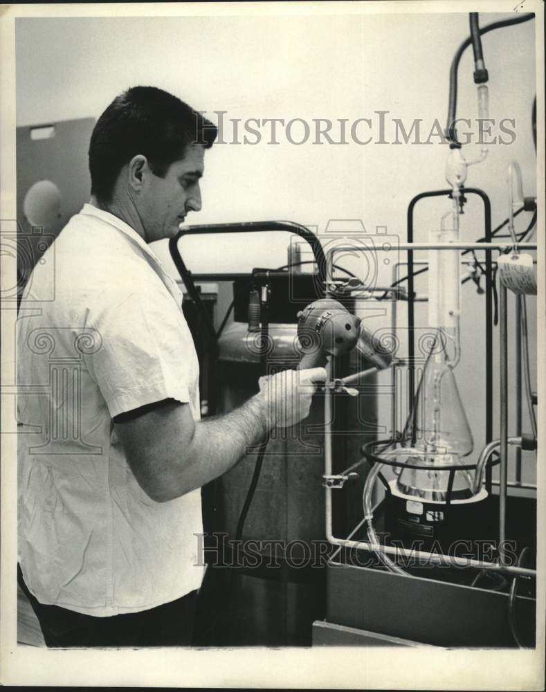 1967 Press Photo Michoud Employee Ronald Collins in Measurement Control Lab- Historic Images