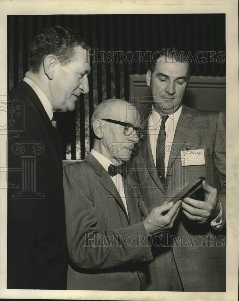 Load image into Gallery viewer, 1966 Press Photo John R O'Meallie, Fred Meyers, George McFadder with plaque
