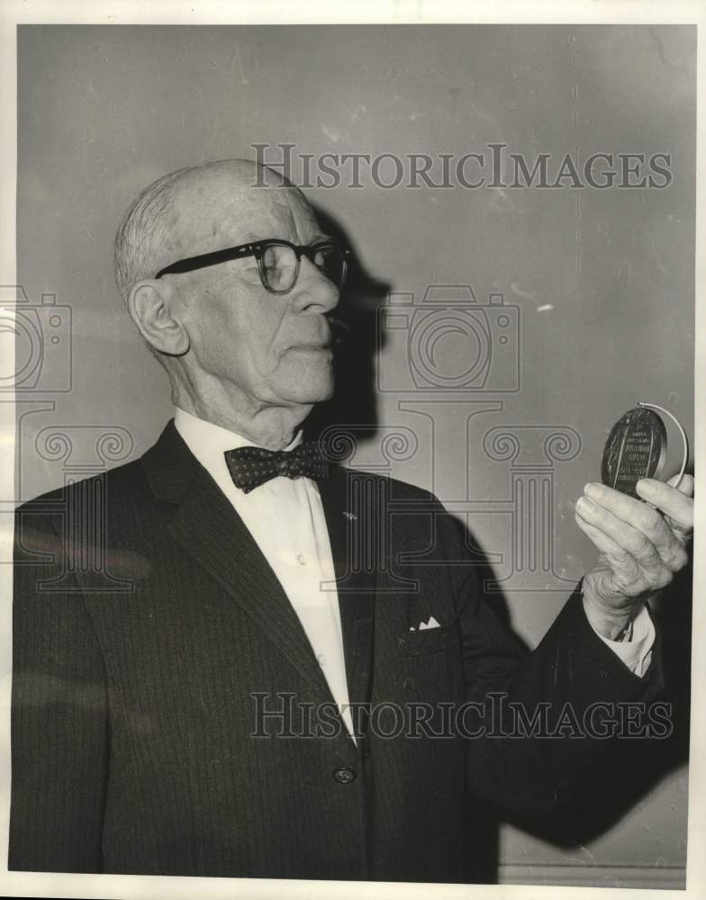 Load image into Gallery viewer, 1966 Press Photo Fred I. Meyers - Ad Club Award - nob85382
