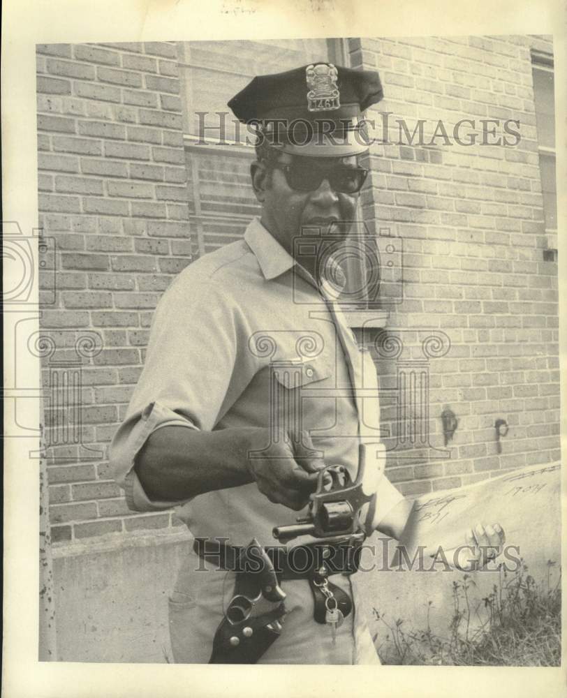 1973 Press Photo Deputy S.J. McWilliams Holds Weapon Out - nob85409- Historic Images