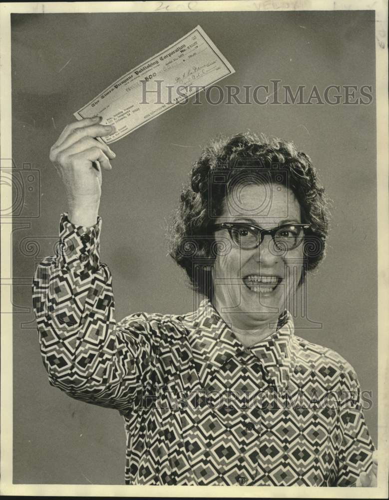 1975 Press Photo Mrs. Dorothy Meadows of New Orleans Holding Prize Money- Historic Images