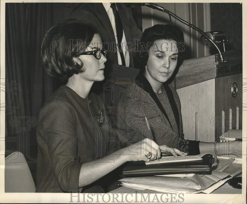Load image into Gallery viewer, 1964 Press Photo Orleans Parish Public School Teachers Plan Walkout - nob85666
