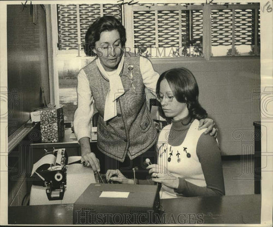 1974 Press Photo Abramson teacher, Mrs. Theone S. Meyer & student Terry Leavines- Historic Images