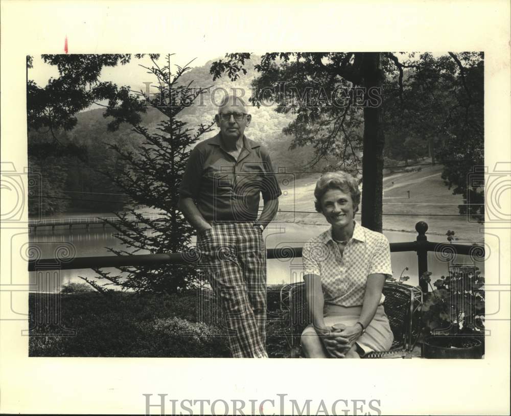 1985 Press Photo Bob &amp; Alice Milton sitting on the stone terrace of their house