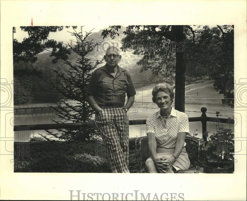 Load image into Gallery viewer, 1985 Press Photo Bob &amp; Alice Milton sitting on the stone terrace of their house
