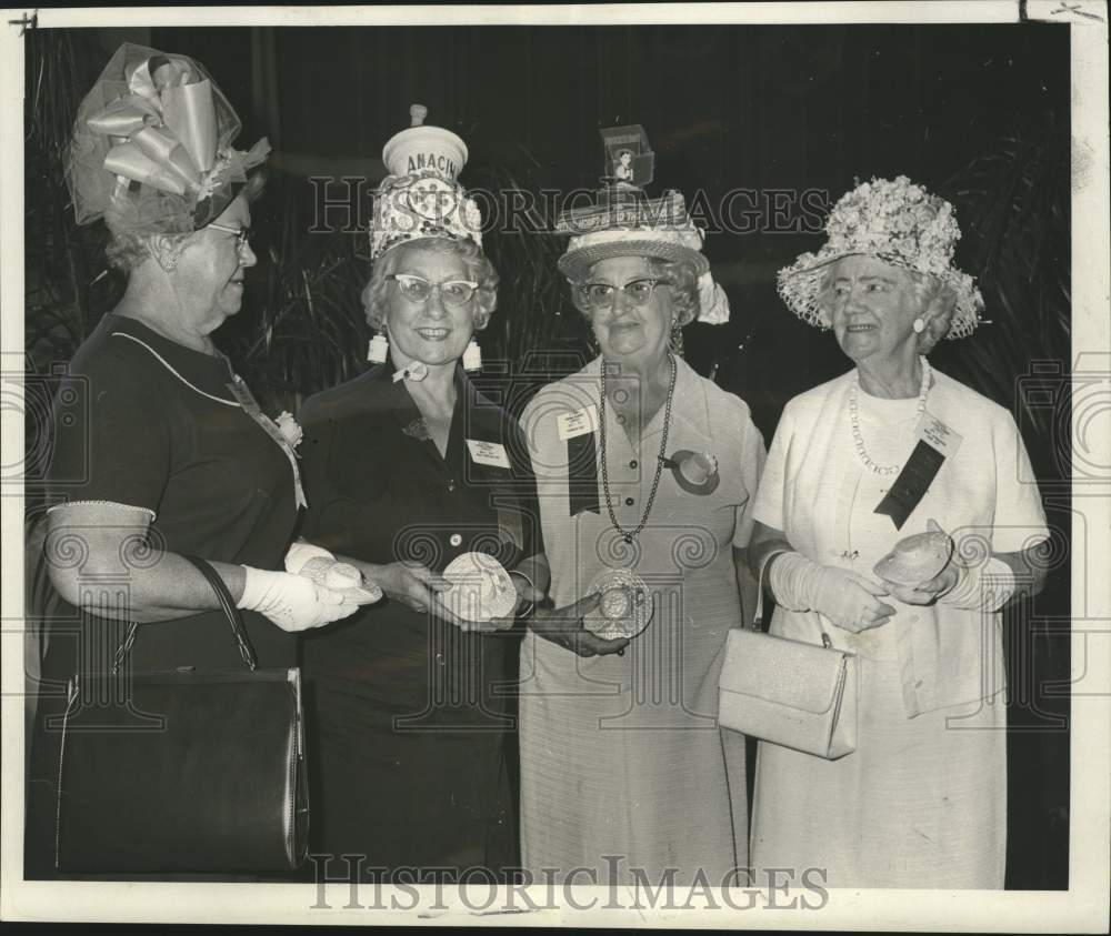 1970 Press Photo Golden Age Club held its annual Spring Bonnet Contest- Historic Images