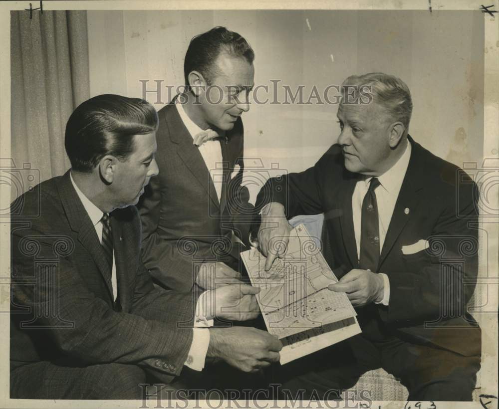 1960 Press Photo American Legion Convention Officials discuss national conclave