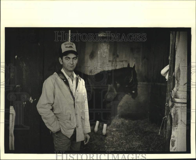 Load image into Gallery viewer, 1984 Press Photo Eddie Milligan with horse inside the stable - nob86062

