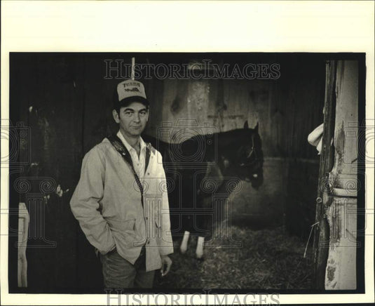 1984 Press Photo Eddie Milligan with horse inside the stable - nob86062