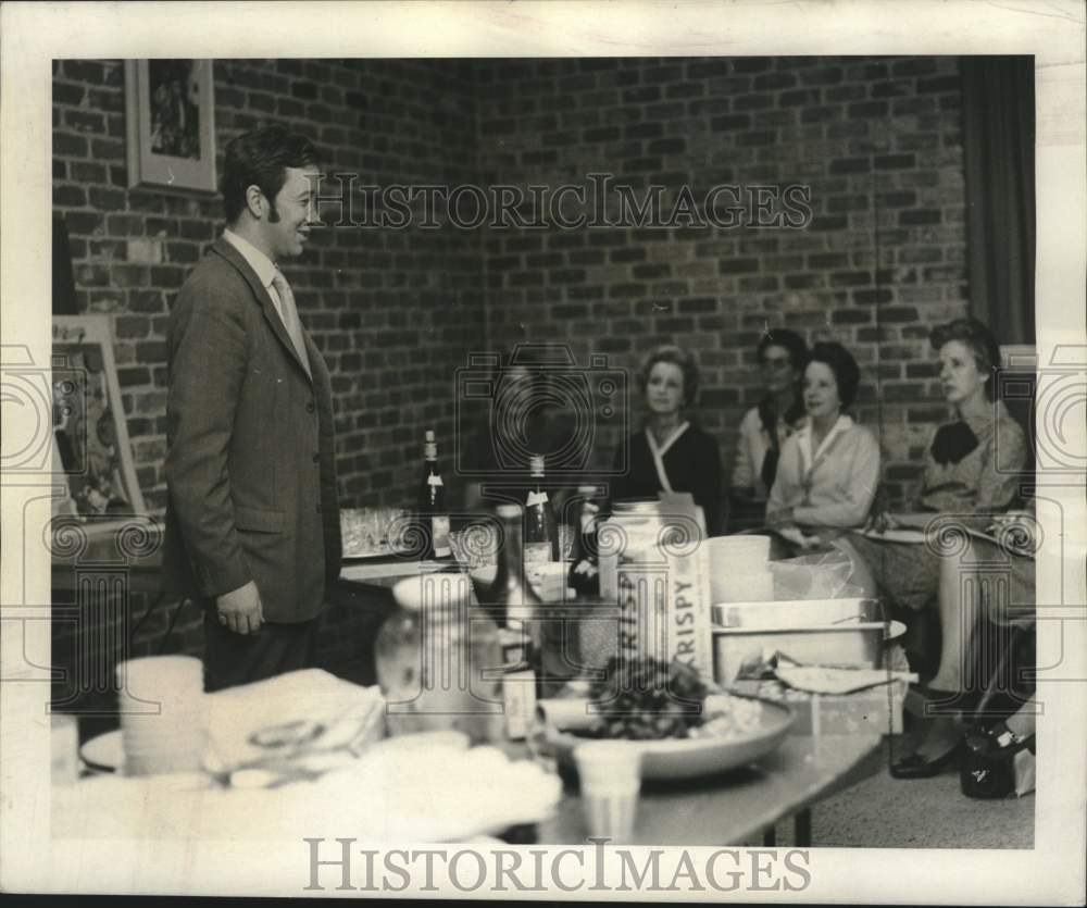 1969 Press Photo David Milligan served &amp; described wines at a wine tasting