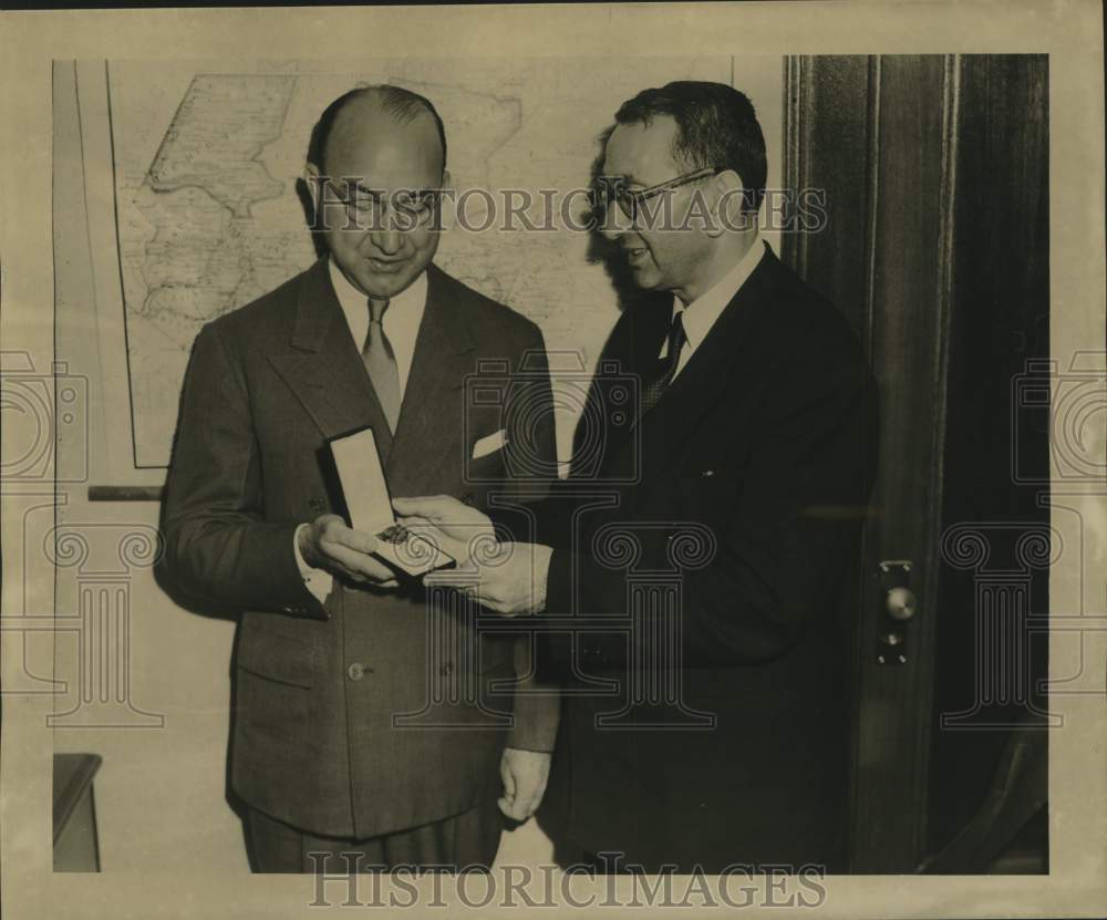 1949 Press Photo Dr. Hans Roger Madol pinning Order of Nassau on Augusto Miceli