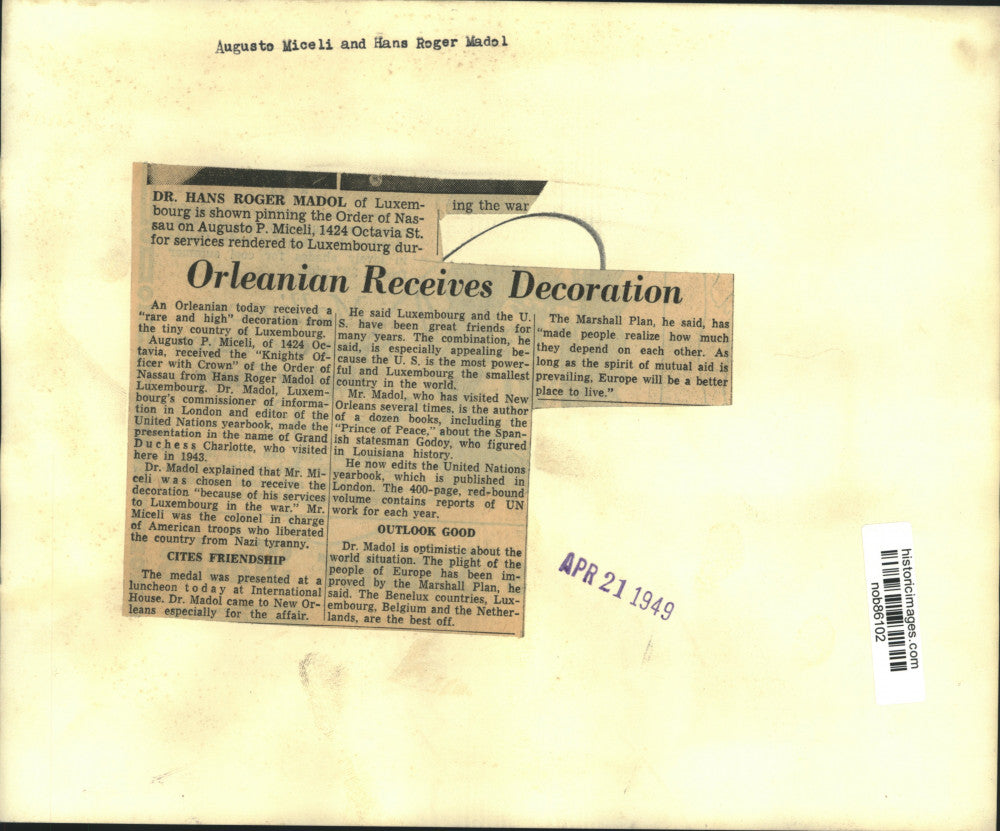 1949 Press Photo Dr. Hans Roger Madol pinning Order of Nassau on Augusto Miceli
