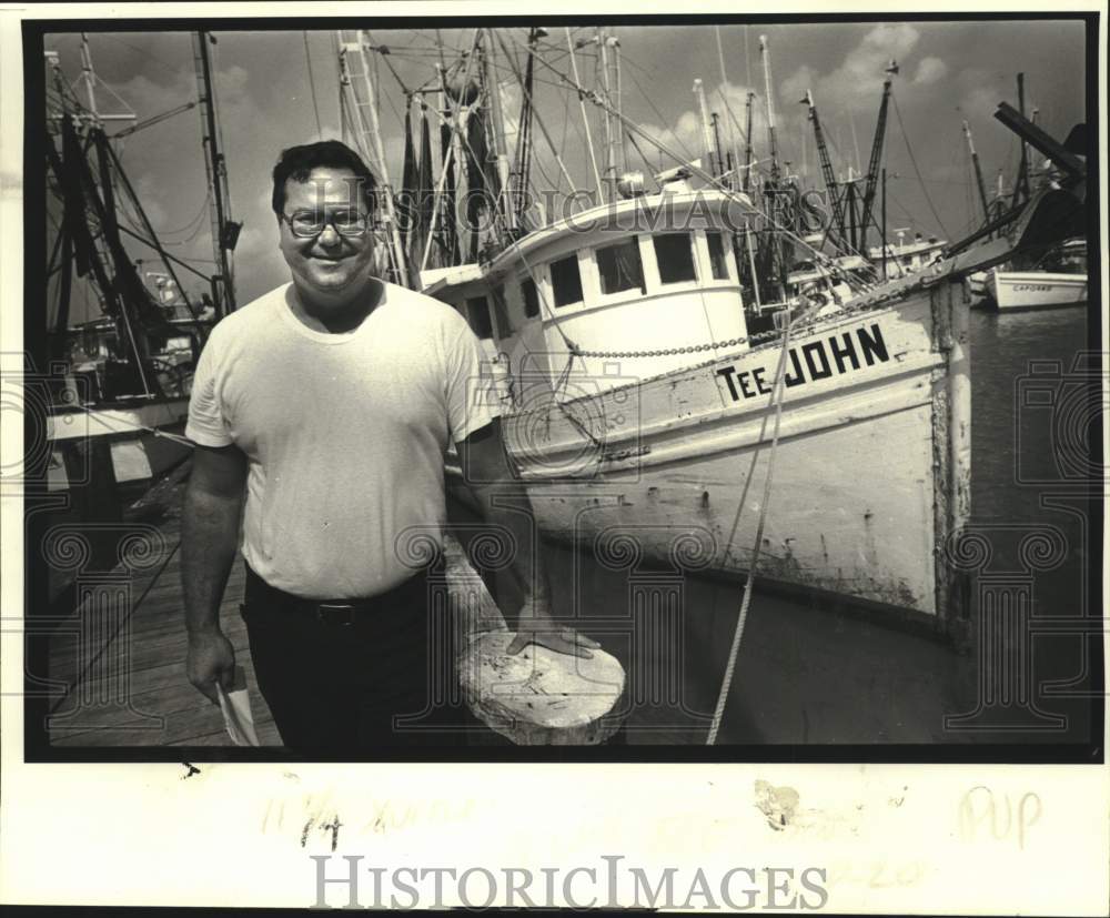 1980 Press Photo John Mialjevich is inspecting cables of his shrimp trawler- Historic Images