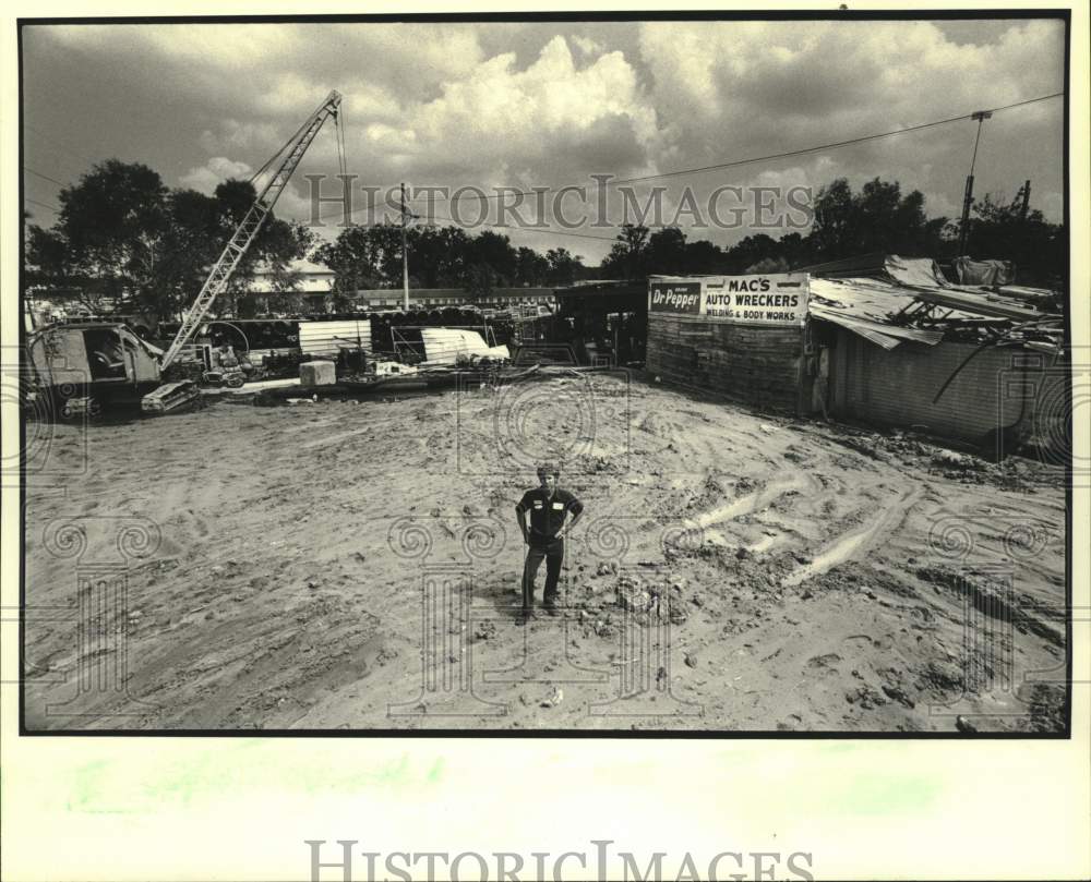 1984 Press Photo Billy McWilliams on the site of Mac&#39;s Auto Wreckers in St. Rose- Historic Images