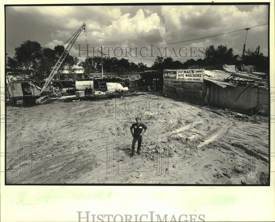 1984 Press Photo Billy McWilliams on the site of Mac's Auto Wreckers in St. Rose- Historic Images